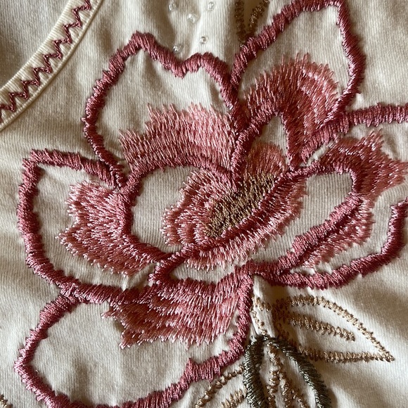 Embroidered Tee SZ Large Massive Roses - Picture 2 of 12